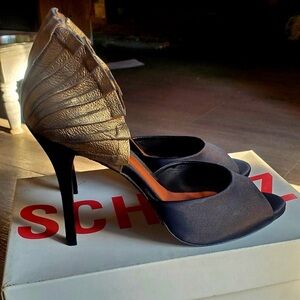 Schultz SandBlia Salto Alto black Satin heels with art deco detail